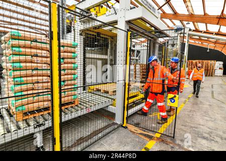 Grand-Couronne (Normandia, Francia settentrionale): Sito di TotalEnergies in cui le pellets di legno vengono messe in sacchi e caricate Foto Stock