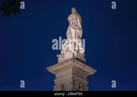 Monumento all'Immacolata Concezione (Concepcion Inmaculada) in Piazza del Triunfo di notte - Siviglia, Andalusia, Spagna Foto Stock