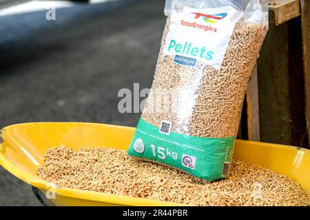 Grand-Couronne (Normandia, Francia settentrionale): Sito di TotalEnergies in cui le pellets di legno vengono messe in sacchi e caricate Foto Stock