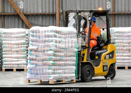 Grand-Couronne (Normandia, Francia settentrionale): Sito di TotalEnergies in cui le pellets di legno vengono messe in sacchi e caricate Foto Stock