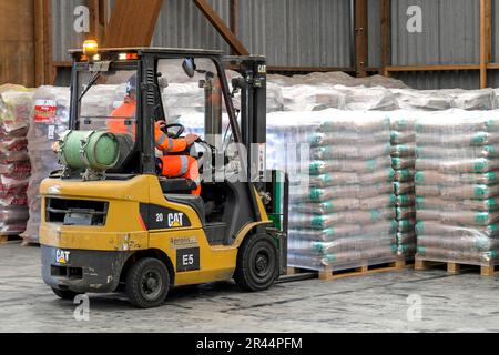 Grand-Couronne (Normandia, Francia settentrionale): Sito di TotalEnergies in cui le pellets di legno vengono messe in sacchi e caricate Foto Stock