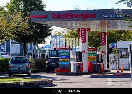 La stazione di servizio Total Energies di Rouen (Francia settentrionale) è stata chiusa a causa della carenza di carburante il 7 ottobre 2022. Carenze di carburante dopo gli scioperi a. Foto Stock