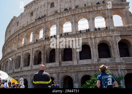 Roma, Italia. 26th maggio, 2023. 26/05/2023 Roma: I vigili del fuoco preparano la bandiera tricolore al colosseo, per la Giornata della Repubblica Italiana del 2 giugno 2023. PS: La foto può essere utilizzata nel rispetto del contesto in cui è stata scattata, e senza diffamatori intenti della decorazione del popolo rappresentato. Credit: Independent Photo Agency/Alamy Live News Foto Stock