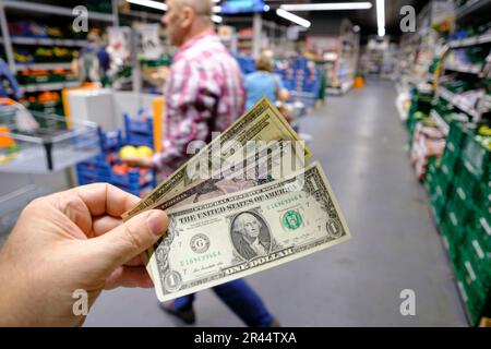 Inflazione. Qualcuno che tiene in un supermercato banconote da $5 e $10 dollari il 2 settembre 2022 Foto Stock