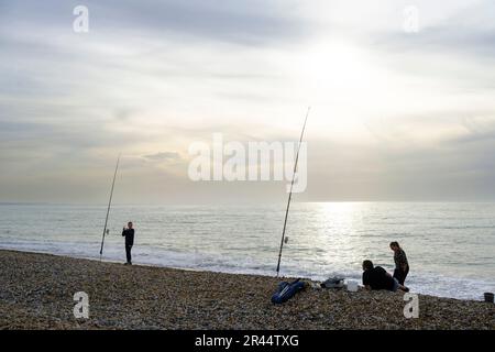 Audresselles (Francia settentrionale) il 29 ottobre 2022: Onda di calore, pescatori sulla spiaggia Foto Stock