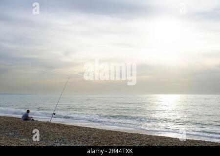 Audresselles (Francia settentrionale) il 29 ottobre 2022: Onda di calore, pescatore sulla spiaggia Foto Stock