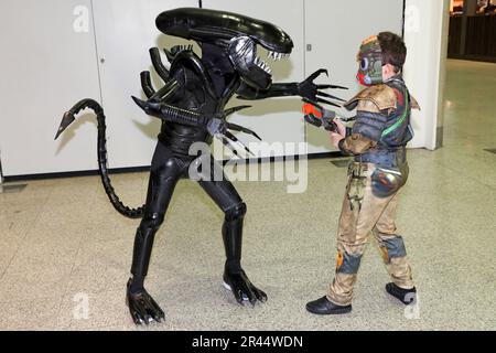 Londra, Regno Unito. 26th maggio, 2023. Partecipante vestito come alieno al MCM London Comic con 2023 all'Excel di Londra Credit: Paul Brown/Alamy Live News Foto Stock