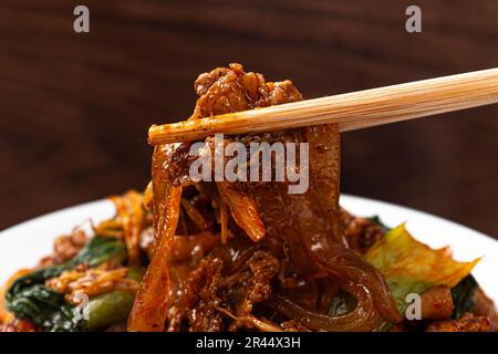 Mara xiang guo saltato in padella, verdure e tofu secco in salsa mara Foto Stock