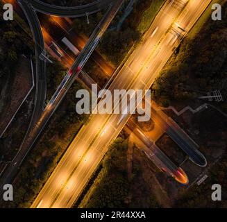 Un'immagine aerea di un incrocio tra due autostrade. Foto Stock