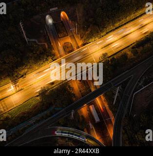 Un'immagine aerea di un incrocio tra due autostrade. Foto Stock