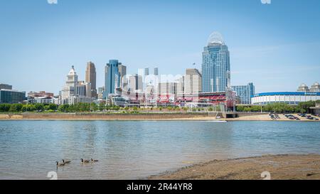 Panorama dello skyline di Cincinnati a livello del fiume Foto Stock