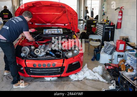 Particolare di una terza generazione rossa Volkswagen Scirocco in officina, ha uno scambio con un motore Audi a 5 cilindri Foto Stock