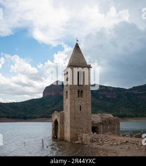 Fotografia della chiesa con il campanile nel serbatoio Sau Foto Stock