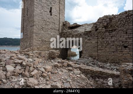 Particolare dei resti e delle rovine della chiesa serbatoio Sau Foto Stock