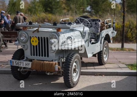 Vista frontale di una classica Jeep Willys dalla guerra, è restaurato, è di colore verde Foto Stock