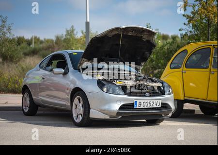 Vista frontale della bellissima Ford Puma 1,7 grigia, una bella piccola auto sportiva europea Foto Stock