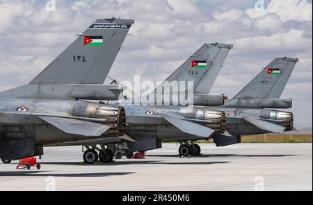 KONYA, TURKIYE - 30 GIUGNO 2022: Jordan Air Force General Dynamics F-16 Fighting Falcons in Konya Airport durante l'esercizio dell'aeronautica militare Anatolia Eagle Foto Stock
