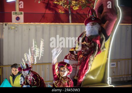 Il re mago bianco, Melchor seduto sul suo trono nella parata dei re saggi Foto Stock