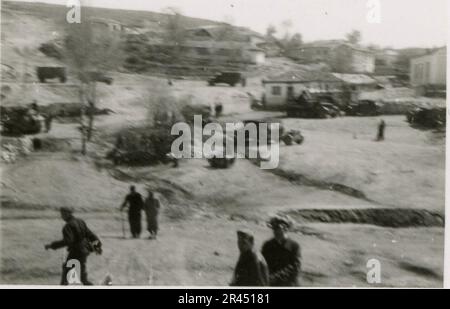 Gunter Alquen (Leibstandarte Adolf Hitler, Grecia 1941), fotografo delle SS, documentò atrocità naziste in Grecia durante la seconda guerra mondiale Il suo obiettivo catturò l'orrore e le sofferenze inflitte ai civili innocenti e ai combattenti della resistenza. Immagini di Sepp Dietrich, accompagnate da ufficiali, catturate in fotografie accanto a soldati, soldati greci e civili, campagna greca, edifici, operazioni di ponte sul pontile. Numerosi veicoli con simboli tattici, insieme alle conseguenze della distruzione: Edifici in rovina, veicoli, attrezzature. Conchiglie d'artiglieria e scene raffiguranti un conto dilaniato dalla guerra Foto Stock