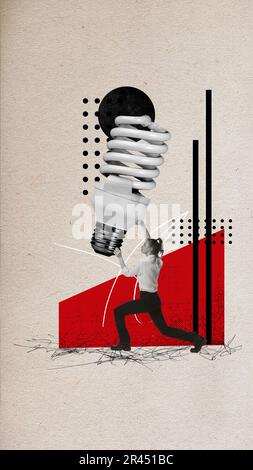 Collage di arte contemporanea con donna di affari che tiene la lampadina enorme che prova a sormontare la crisi creativa sopra lo sfondo della luce con l'oggetto astratto Foto Stock