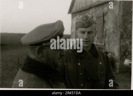 Gunter Alquen (Leibstandarte Adolf Hitler, Grecia 1941), fotografo delle SS, documentò atrocità naziste in Grecia durante la seconda guerra mondiale Il suo obiettivo catturò l'orrore e le sofferenze inflitte ai civili innocenti e ai combattenti della resistenza. Immagini di Sepp Dietrich, accompagnate da ufficiali, catturate in fotografie accanto a soldati, soldati greci e civili, campagna greca, edifici, operazioni di ponte sul pontile. Numerosi veicoli con simboli tattici, insieme alle conseguenze della distruzione: Edifici in rovina, veicoli, attrezzature. Conchiglie d'artiglieria e scene raffiguranti un conto dilaniato dalla guerra Foto Stock