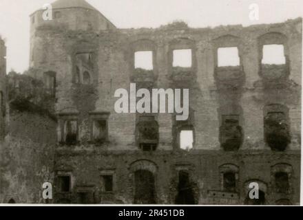 Gunter Alquen (Leibstandarte Adolf Hitler, Grecia 1941), fotografo delle SS, documentò atrocità naziste in Grecia durante la seconda guerra mondiale Il suo obiettivo catturò l'orrore e le sofferenze inflitte ai civili innocenti e ai combattenti della resistenza. Immagini di Sepp Dietrich, accompagnate da ufficiali, catturate in fotografie accanto a soldati, soldati greci e civili, campagna greca, edifici, operazioni di ponte sul pontile. Numerosi veicoli con simboli tattici, insieme alle conseguenze della distruzione: Edifici in rovina, veicoli, attrezzature. Conchiglie d'artiglieria e scene raffiguranti un conto dilaniato dalla guerra Foto Stock