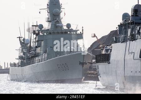 Gdynia, Polonia. 26 maggio 2023. Portoghese polivalente Karel Doorman fregata NRP Bartolomeu Dias F333, una parte della NATO permanente Gruppo marittimo uno SNMG1, è arrivato al porto di Gdynia © Wojciech Strozyk / Alamy Live News Foto Stock