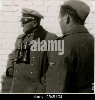 Gunter Alquen (Leibstandarte Adolf Hitler, Grecia 1941), fotografo delle SS, documentò atrocità naziste in Grecia durante la seconda guerra mondiale Il suo obiettivo catturò l'orrore e le sofferenze inflitte ai civili innocenti e ai combattenti della resistenza. Immagini di Sepp Dietrich, accompagnate da ufficiali, catturate in fotografie accanto a soldati, soldati greci e civili, campagna greca, edifici, operazioni di ponte sul pontile. Numerosi veicoli con simboli tattici, insieme alle conseguenze della distruzione: Edifici in rovina, veicoli, attrezzature. Conchiglie d'artiglieria e scene raffiguranti un conto dilaniato dalla guerra Foto Stock