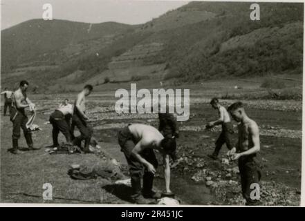 Gunter Alquen (Leibstandarte Adolf Hitler, Grecia 1941), fotografo delle SS, documentò atrocità naziste in Grecia durante la seconda guerra mondiale Il suo obiettivo catturò l'orrore e le sofferenze inflitte ai civili innocenti e ai combattenti della resistenza. Immagini di Sepp Dietrich, accompagnate da ufficiali, catturate in fotografie accanto a soldati, soldati greci e civili, campagna greca, edifici, operazioni di ponte sul pontile. Numerosi veicoli con simboli tattici, insieme alle conseguenze della distruzione: Edifici in rovina, veicoli, attrezzature. Conchiglie d'artiglieria e scene raffiguranti un conto dilaniato dalla guerra Foto Stock