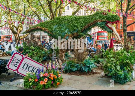 LONDRA, Regno Unito - 24 MAGGIO 2023: Una spettacolare esposizione floreale per Chelsea in Bloom mostra annuale di arte floreale trasforma le strade di Chelsea Foto Stock