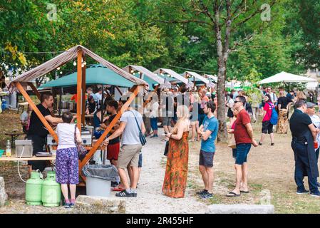 Persone in fila in attesa di cibo tradizionale zlikrof in festival a Idrija Foto Stock