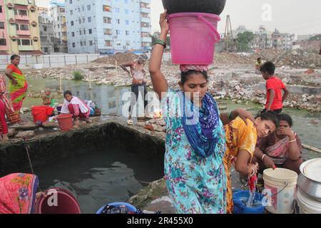 Acqua fresca scarsità,24may2023 dhaka Bangladesh.The residenti di Dhalpur e le aree circostanti della capitale non sono in grado di utilizzare l'acqua per tutti i domest Foto Stock