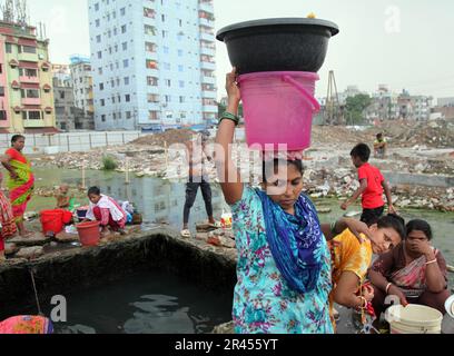 Acqua fresca scarsità,24may2023 dhaka Bangladesh.The residenti di Dhalpur e le aree circostanti della capitale non sono in grado di utilizzare l'acqua per tutti i domest Foto Stock