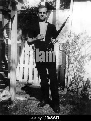 'Foto cortile' di Lee Harvey Oswald, assassino degli Stati Uniti Il presidente John F. Kennedy, che tiene due giornali marxisti, il militante e il lavoratore, e un fucile Carcano, con contrassegni corrispondenti a quelli sul fucile trovato nel Libro Deposito dopo l'assassinio. Foto Stock