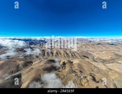 Lhasa. 26th maggio, 2023. Questa foto aerea scattata il 26 maggio 2023 mostra una vista delle montagne di Himalaya viste ad un'altitudine di 6.000 metri nella regione autonoma del Tibet nel sud-ovest della Cina. Credit: Sun Fei/Xinhua/Alamy Live News Foto Stock