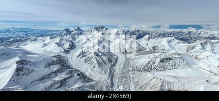 Lhasa. 23rd maggio, 2023. Questa foto aerea scattata il 23 maggio 2023 mostra una vista del Monte Qomolangma e delle montagne di Himalaya viste ad un'altitudine di 8.400 metri nella regione autonoma del Tibet nel sud-ovest della Cina. Credit: Sun Fei/Xinhua/Alamy Live News Foto Stock