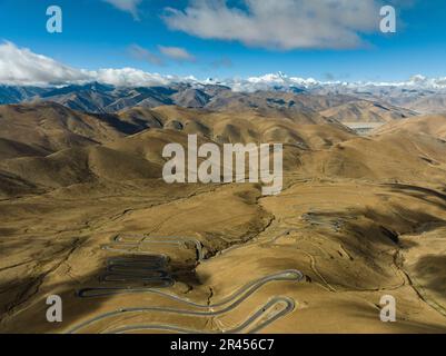 Lhasa. 26th maggio, 2023. Questa foto aerea scattata il 26 maggio 2023 mostra una strada che conduce al Monte Qomolangma nella regione autonoma del Tibet nel sud-ovest della Cina. Credit: Tenzin Norbu/Xinhua/Alamy Live News Foto Stock