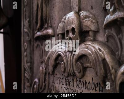 Lapide medievale con cranio intagliato in marmo segno Memento Mori Foto Stock