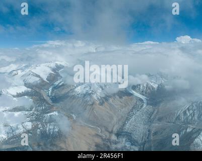 Lhasa. 25th maggio, 2023. Questa foto aerea scattata il 25 maggio 2023 mostra una vista delle montagne di Himalaya viste ad un'altitudine di 8.000 metri nella regione autonoma del Tibet nel sud-ovest della Cina. Credit: Tenzin Norbu/Xinhua/Alamy Live News Foto Stock