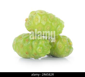 Morinda citrifolia isolato su sfondo bianco. Foto Stock