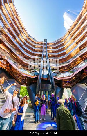 La nave dall'interno con i turisti che prendono selfie, attrazione architettonica a Hudson Yards Hudson River Manhatten, Chelsea, New York City, NY, Foto Stock
