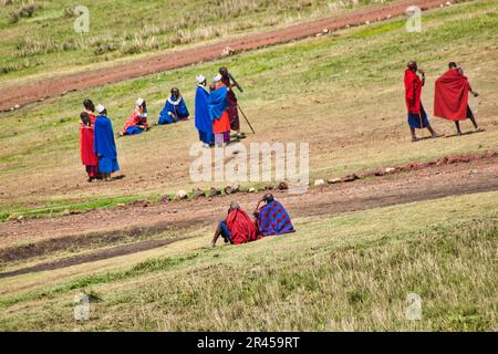 30th dicembre 2017, Arusha, Tanzania-Maasai abitanti del villaggio attendono i turisti al loro villaggio nella zona di conservazione di Ngorongoro Foto Stock