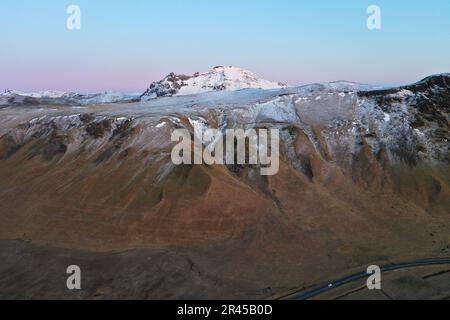 Una strada tortuosa e deserta si estende attraverso un pittoresco paesaggio montano Foto Stock