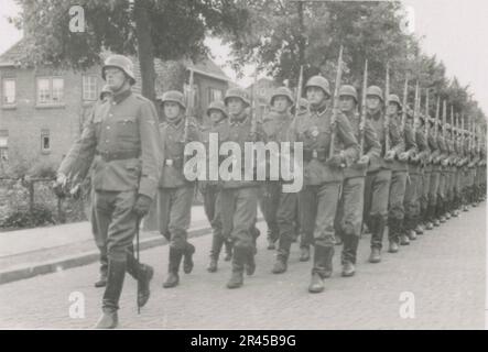 Augustin, Paul, fotografo SS della Leibstandarte Adolf Hitler. Eventi documentati in Olanda, Francia (1940) e Russia (1941-43). Prigionieri di guerra francesi, costruzione di ponti, equipaggio di armi anticarro, squadra di mitragliatrici, convogli di veicoli in strada e in città, fortezze belghe, prigionieri di campo di guerra, scene di distruzione, attività post-combattimento e di occupazione, addestramento e attività sportive, Hitler Youth e Bund Deutscher Mädel (Lega delle ragazze tedesche) attività sportive e spettacoli culturali, formazioni di unità e cerimonie, ospedale da campo, foto formali individuali e di gruppo, antiaerei leggeri Foto Stock
