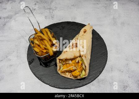 Indiana dishe culinaria Still Life. Pollo al formaggio Nan Korma servito con patatine fritte su un piatto Foto Stock