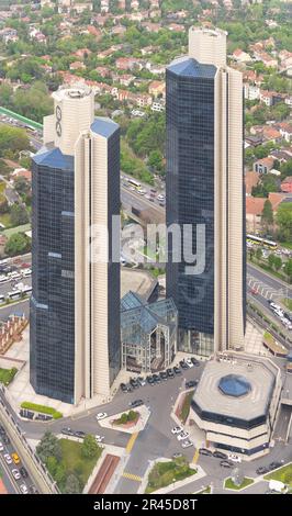 Vista aerea della città di Istanbul dal grattacielo Istanbul Sapphire che si affaccia sul Sabanci Center, o le torri gemelle di Sabanci, situato vicino al Viale Buyukdere nel quartiere Besiktas di Istanbul, Turchia Foto Stock