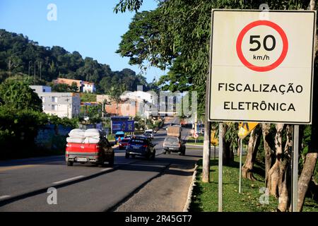 gandu, bahia, brasile - 19 maggio 2023: la scheda del segnale stradale indica il limite di 50 mph con la macchina fotografica di velocità sull'autostrada federale br 101 nella città di gandu. Foto Stock