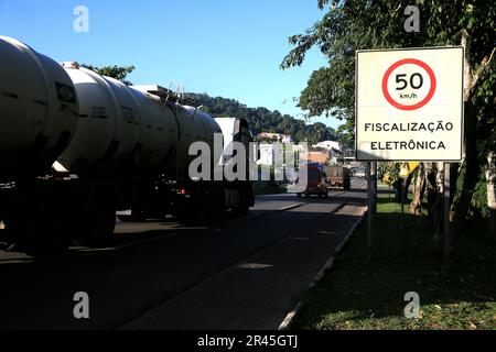 gandu, bahia, brasile - 19 maggio 2023: la scheda del segnale stradale indica il limite di 50 mph con la macchina fotografica di velocità sull'autostrada federale br 101 nella città di gandu. Foto Stock