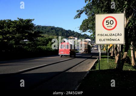 gandu, bahia, brasile - 19 maggio 2023: la scheda del segnale stradale indica il limite di 50 mph con la macchina fotografica di velocità sull'autostrada federale br 101 nella città di gandu. Foto Stock