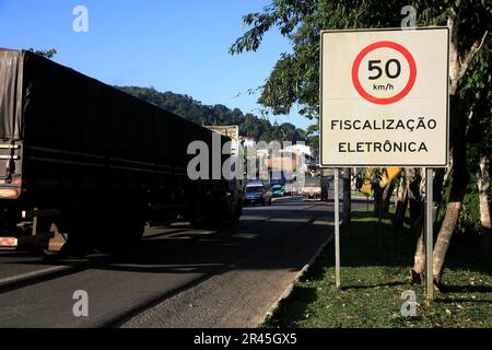 gandu, bahia, brasile - 19 maggio 2023: la scheda del segnale stradale indica il limite di 50 mph con la macchina fotografica di velocità sull'autostrada federale br 101 nella città di gandu. Foto Stock